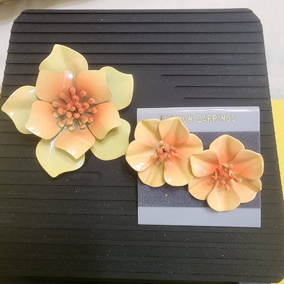 Brooch & Earrings - Vintage Painted Metal, Yellow & Orange, NWT  💛🧡 - Picture 2 of 12